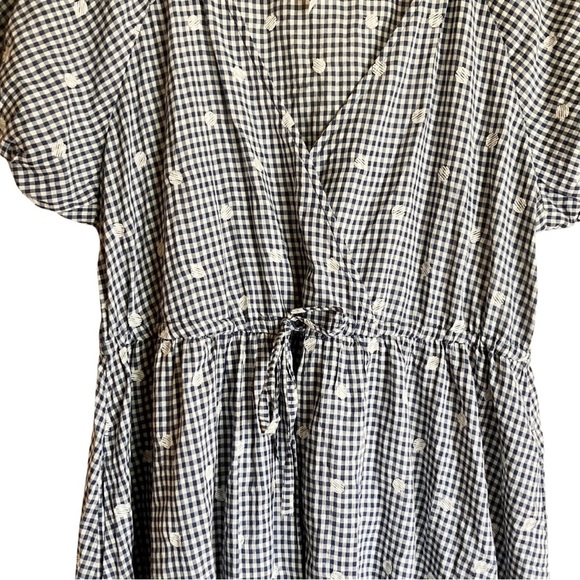 NWT Madewell Embroidered Gingham Dot Faux-Wrap
Tie-Waist Midi Dress Navy - Picture 7 of 12